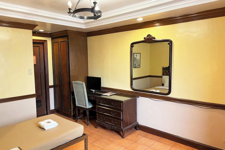 Room 28 of 168