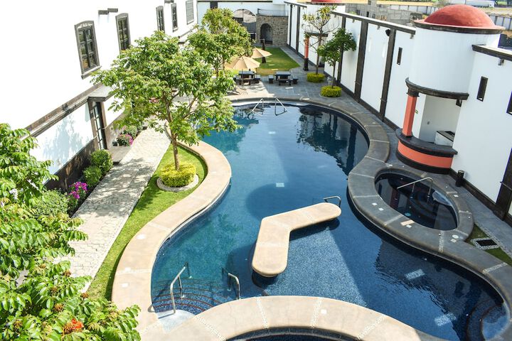 Pools & Facilities