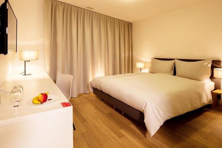 Room 9 of 25