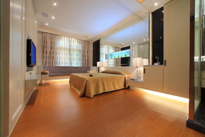 Room 12 of 33