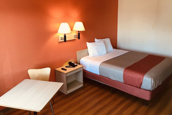 1 Queen Bed (4 of 12)