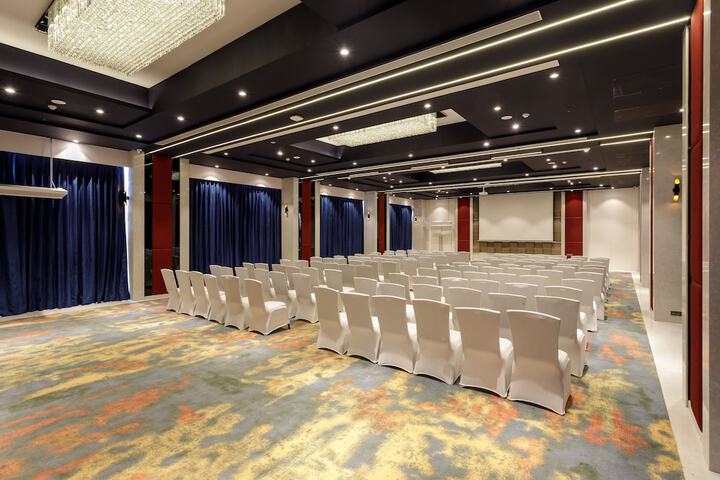 Ballroom/Hall 26 of 27