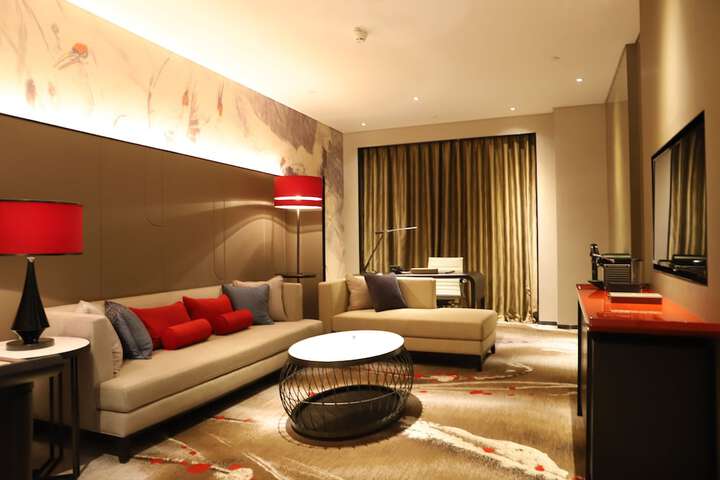 Room 9 of 18