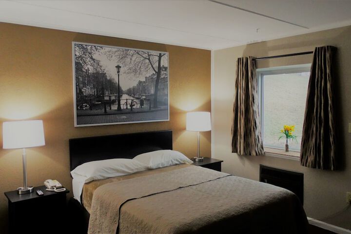 1 Queen Bed (6 of 9)