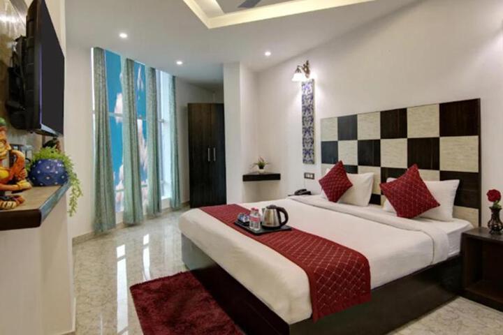 Hotel Silky Palace Near Delhi Airport