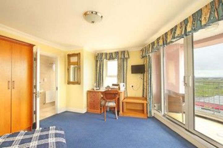 Room 10 of 32