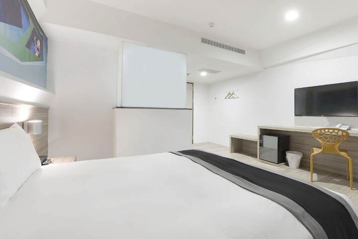 Room 6 of 18