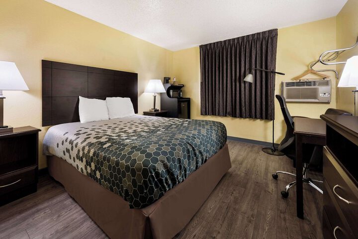 1 Queen Bed (21 of 26)