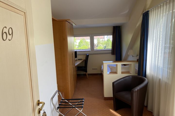 Room 4 of 81