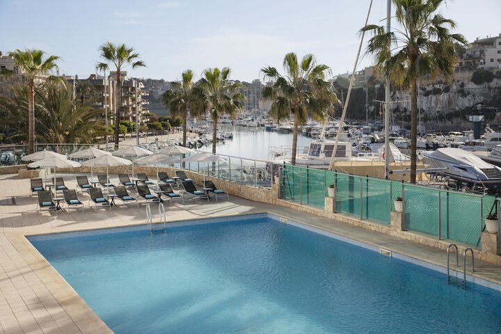Hotel Pool