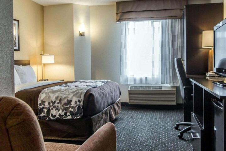 1 Queen Bed Accessible (1 of 5)