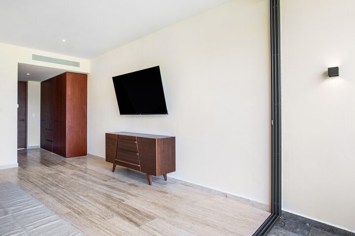 Room 8 of 179