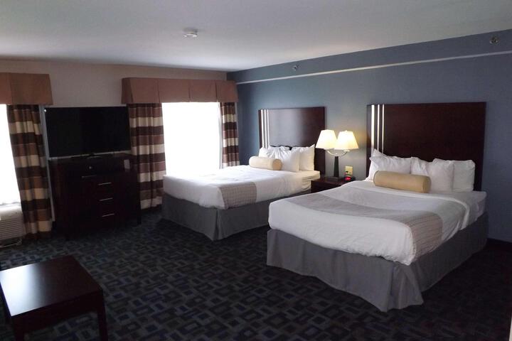 1 Queen Bed Wet Bar Work Desk Microwave and Refrigerator WiFi Full Breakfast (10 of 10)
