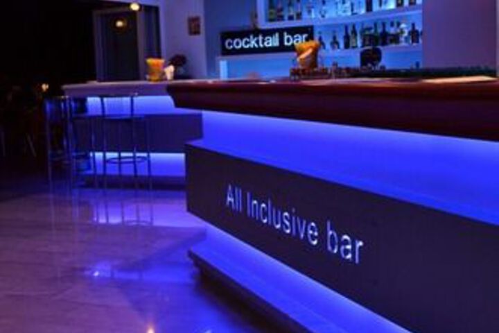 Lounge 33 of 59