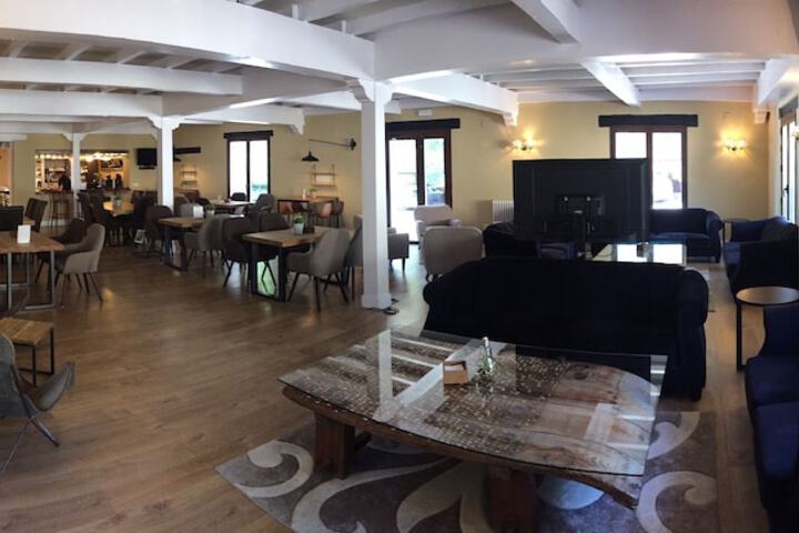 Lounge 95 of 131