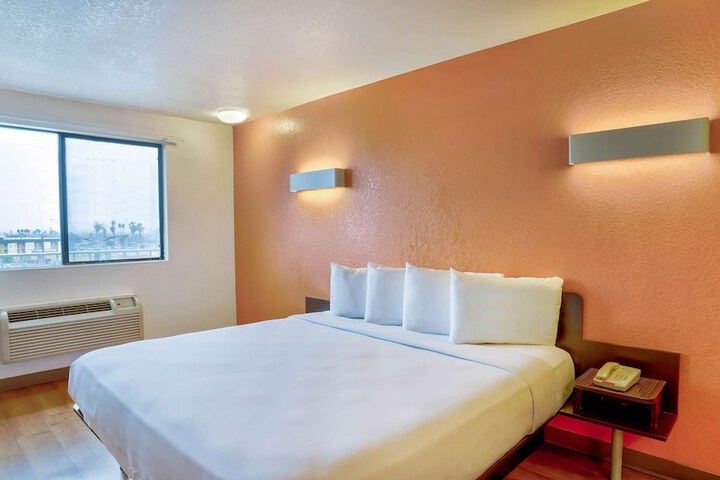 2 Queen Beds (1 of 12)