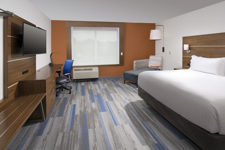 1 King Bed (2 of 10)