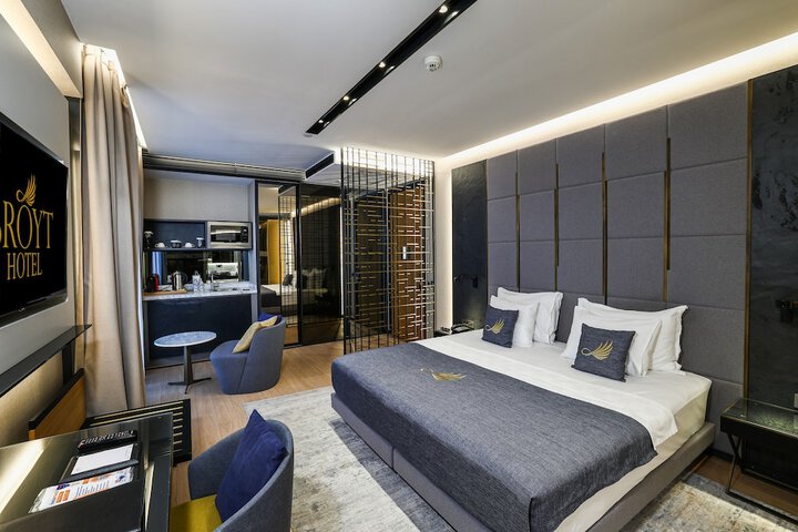 Room 8 of 80
