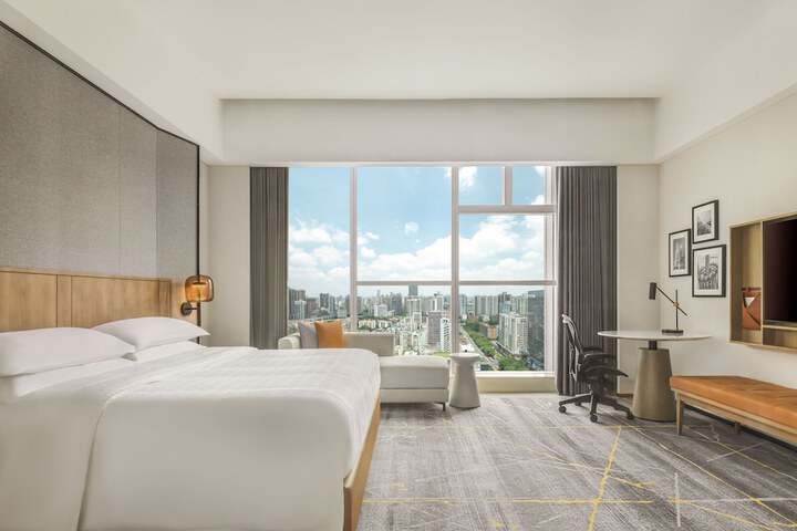 Room 30 of 136