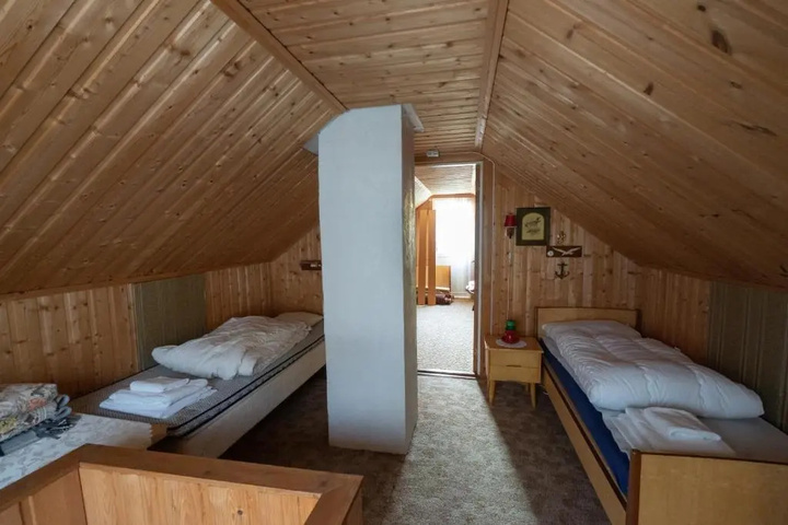 Room 4 of 7