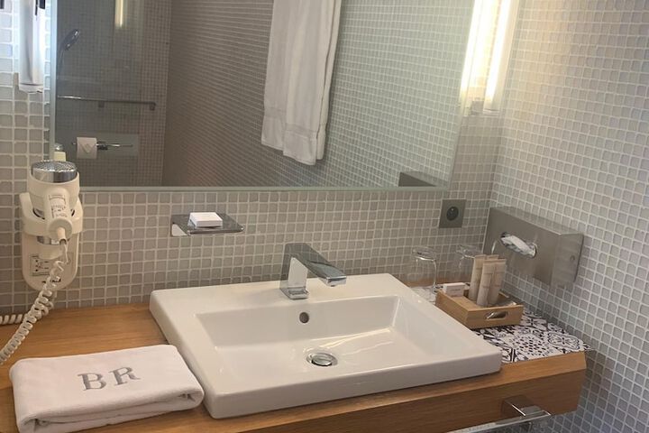 Room 3 of 105