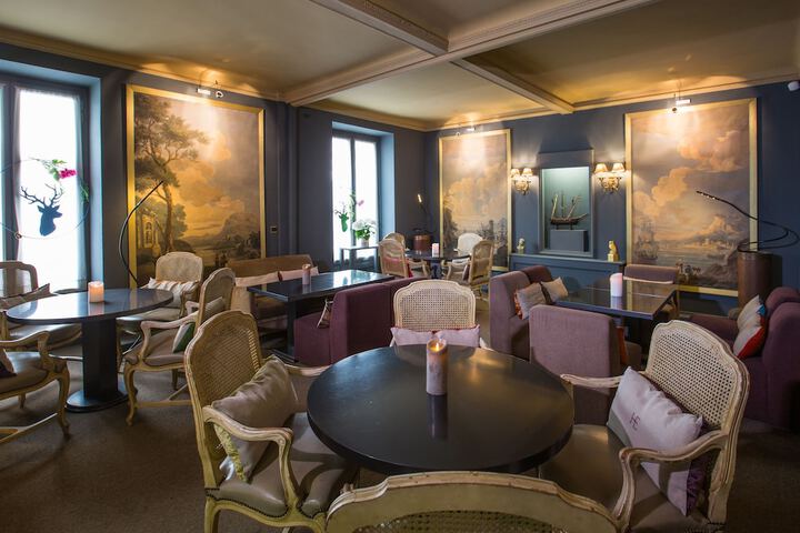 Lounge 33 of 45