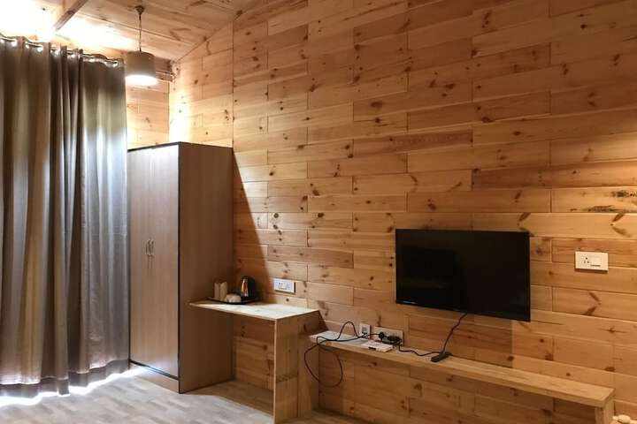 Room 11 of 28