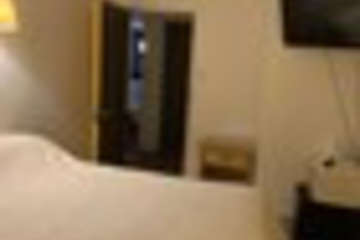 Room 26 of 204