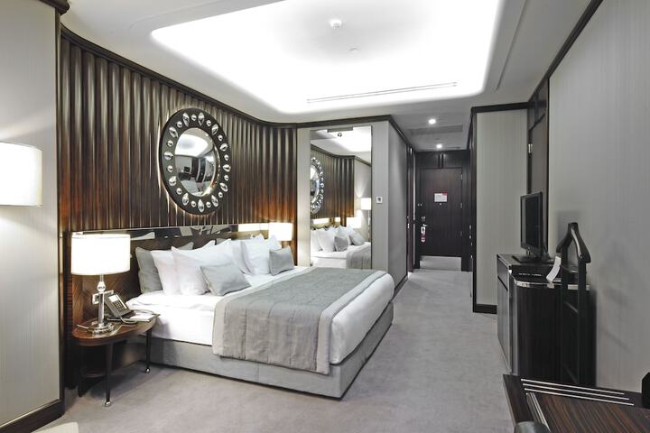 Room 6 of 102