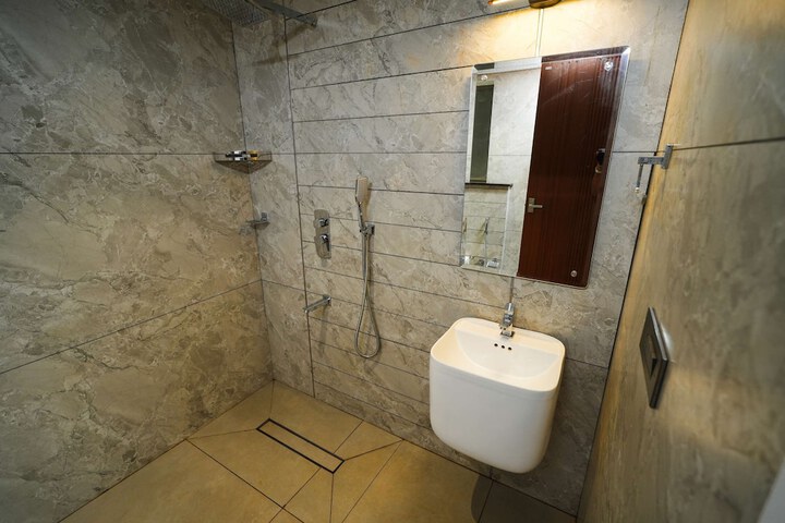 Room 13 of 27