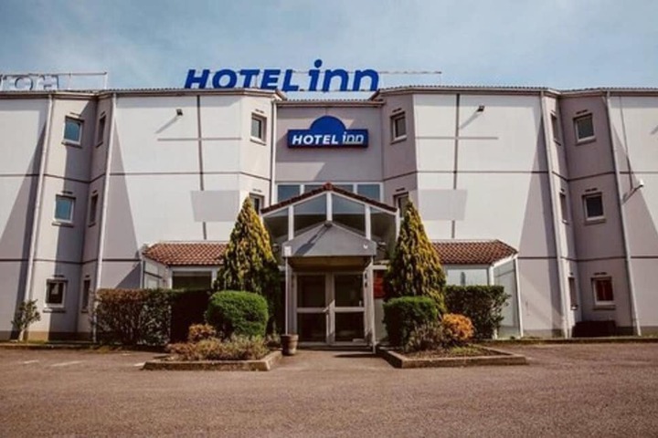Hotel Exterior 37 of 45