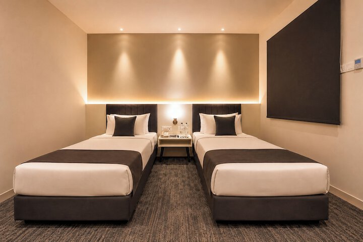 Room 13 of 33