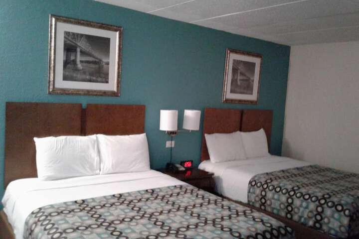 2 Queen Beds (2 of 12)