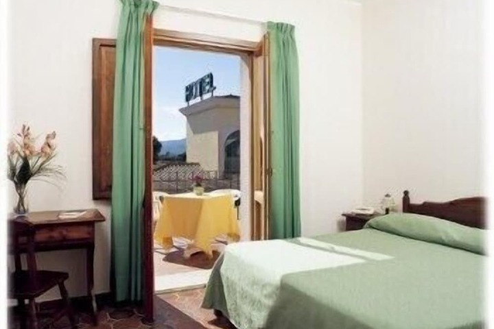 Room 4 of 72