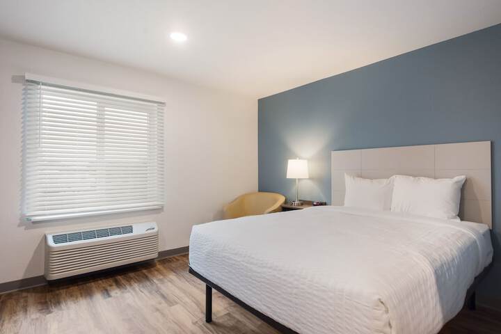 Suite Queen Bed (2 of 13)