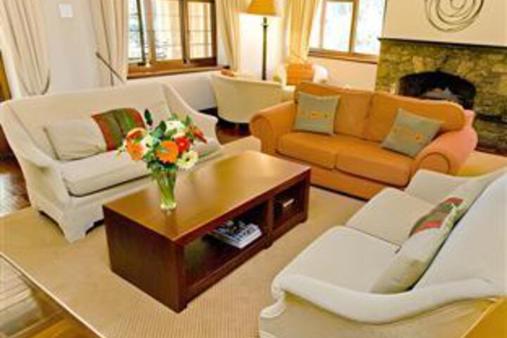 Lounge 28 of 45