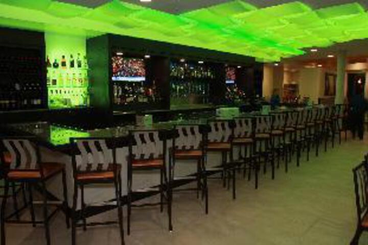 Lounge 13 of 23