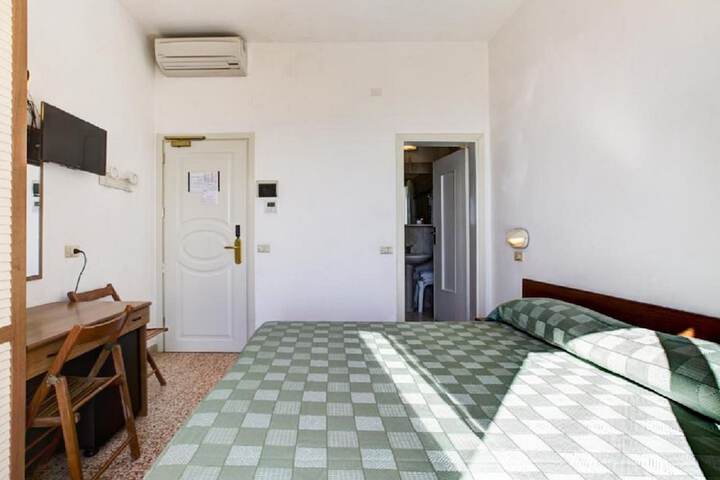 Room 6 of 40