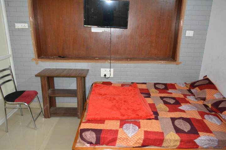 Room 6 of 12