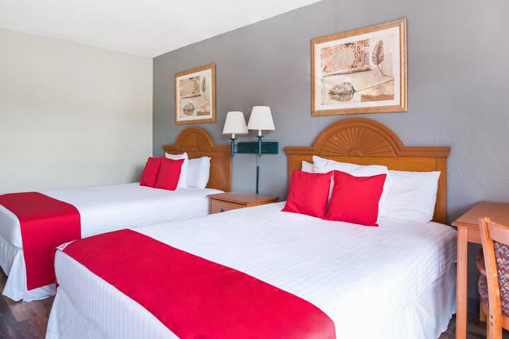 2 Queen Beds (9 of 10)