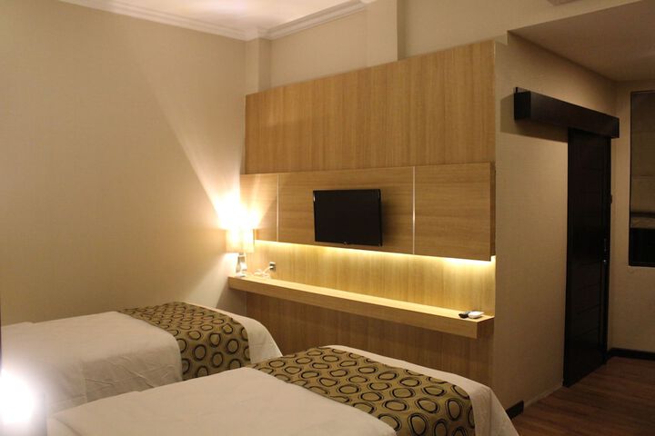Room 12 of 28