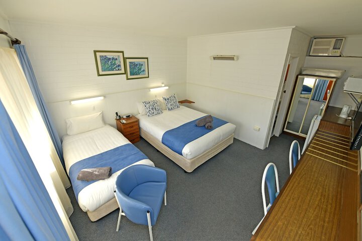 Room 10 of 18