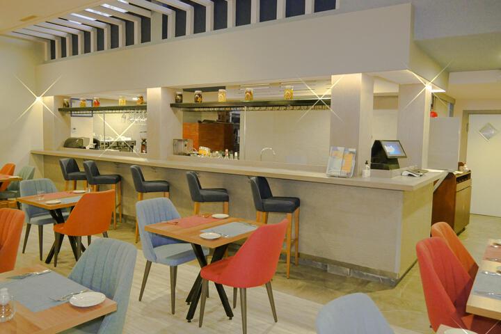 Lounge 11 of 25
