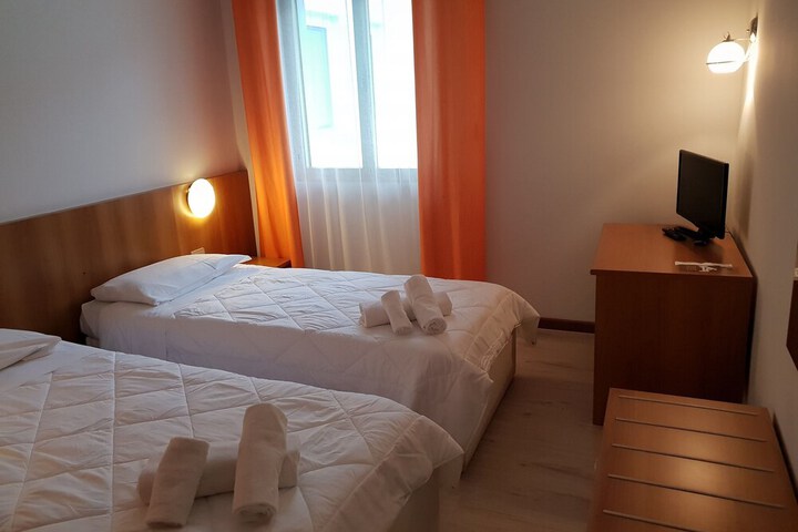 Room 12 of 40