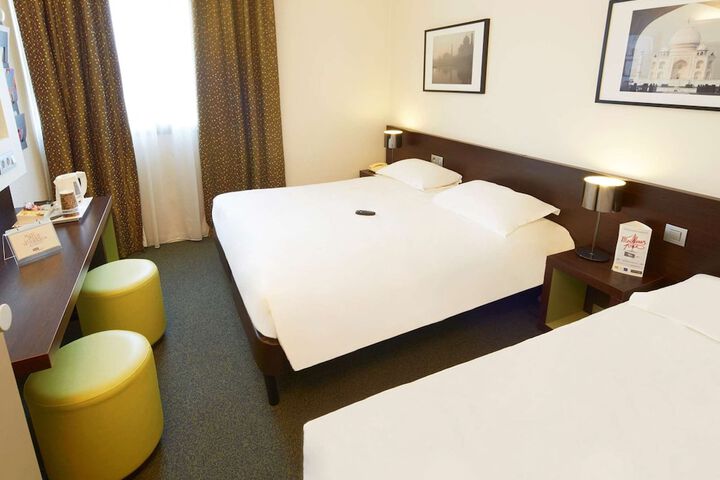 Room 32 of 62