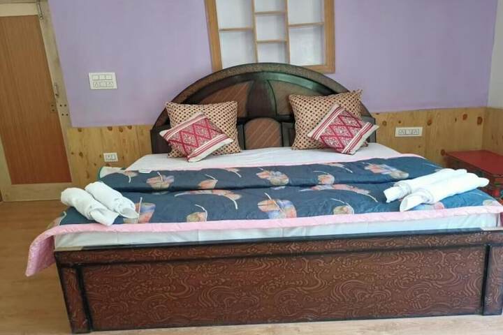 Room 5 of 16
