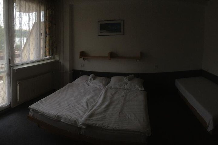 Room 6 of 16