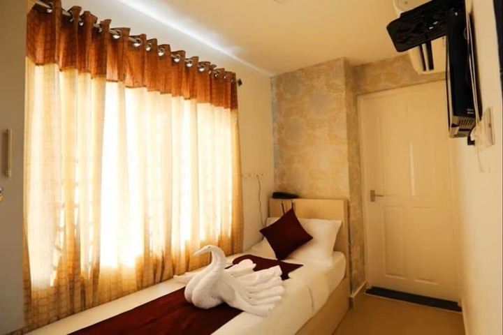 Room 7 of 13