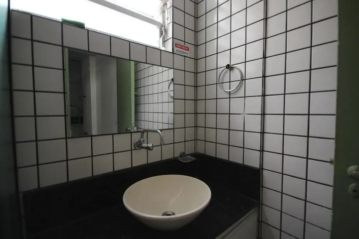 Room 6 of 17