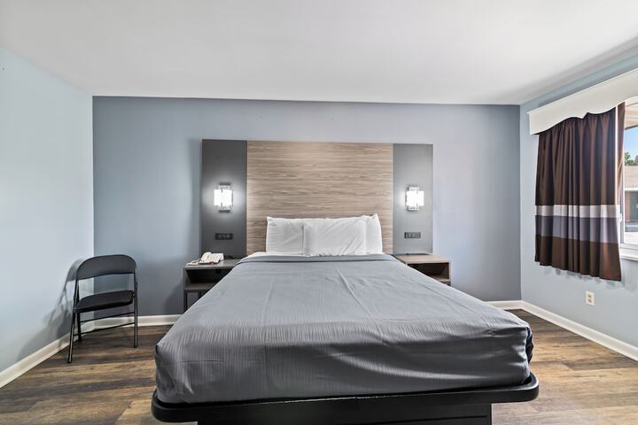 1 Queen Bed (3 of 12)